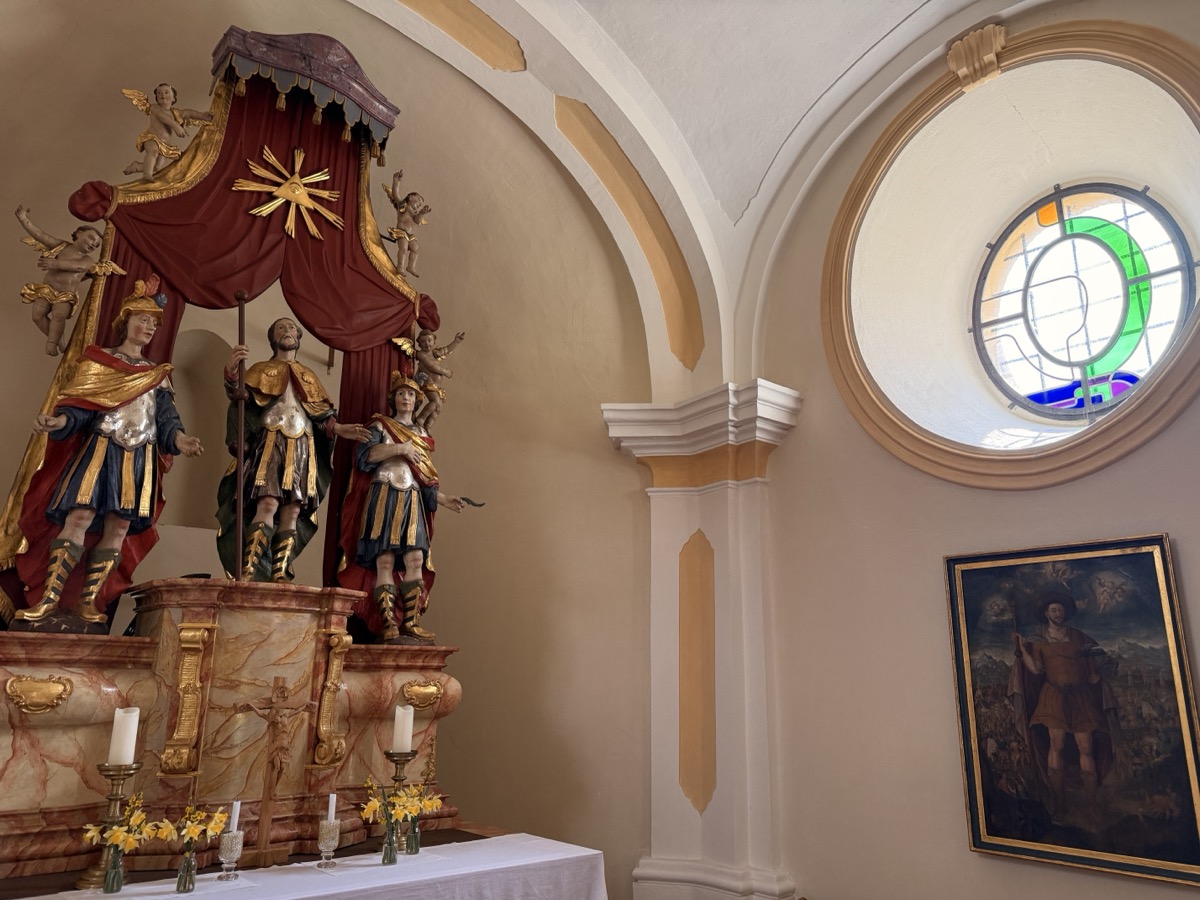 Barocker Altar mit ovalem Buntglasfenster