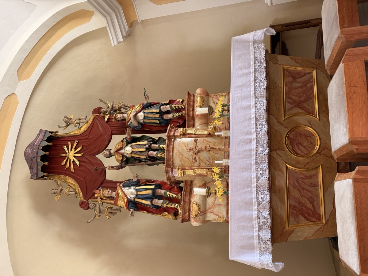 Altar-Nahaufnahme – die drei Heiligenfiguren