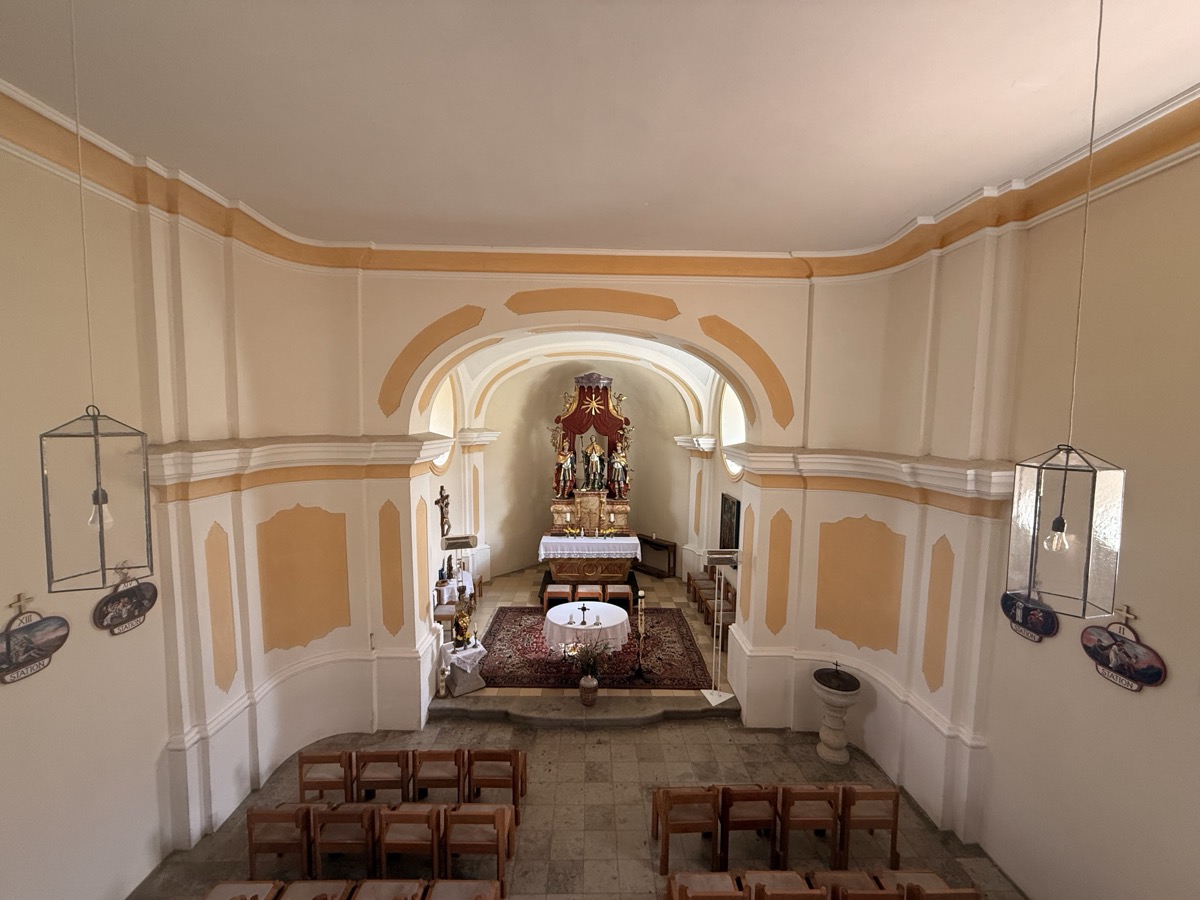 Blick von der Empore in den Kirchenraum