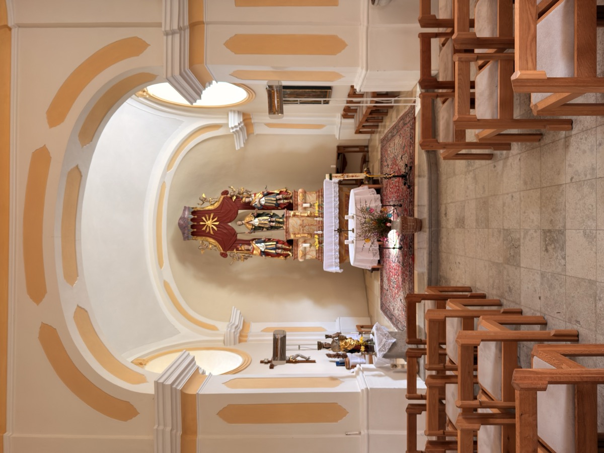 Innenraum bei Tageslicht – Blick zum Altar