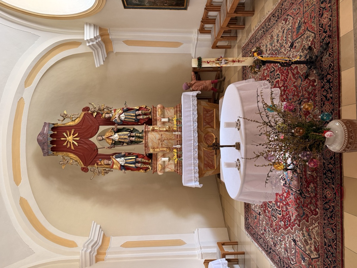 Altarraum mit Osterschmuck